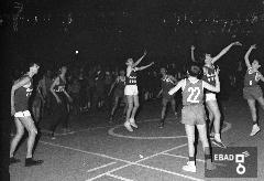 Giochi della giovent. Partita di basket in piazza. Folla di spettatori