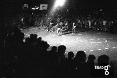 Giochi della giovent. Partita di basket in piazza. Folla di spettatori