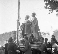 Statua dei S.S. Cosma e Damiano sorretta da fedeli ed autorit militari