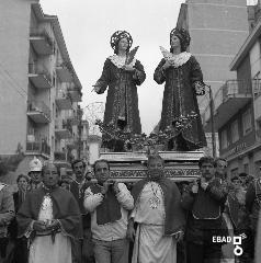 Fedeli e statua dei S.S. Cosma e Damiano in processione