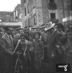 Bambini ciclisti tra persone