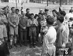 Raduno di boyscouts ai buccoli.Sacerdote