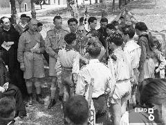 Raduno di boyscouts ai buccoli.Sacerdote