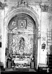 Altare con Madonna in una cappella nella chiesa di San Francesco
