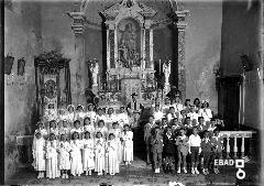 Chiesa di San Bartolomeo.Sacerdote e bimbi nel giorno della prima comunione