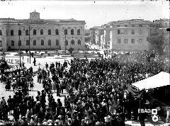 Vista della piazza con fedeli in occasione della processione di San Vito Martire, patrono della Citt