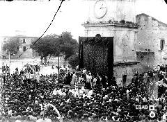 Cerimonia per l'incoronazione della Madonna della Piet davanti al campanile di San Rocco