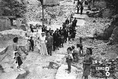 Corteo nuziale tra le macerie all'incrocio tra via Madonna delle Tre Corone e via Scalelle S.Maria (attuale via Don Vincenzo Catoio e Arco dei Tredici). La sposa Abbinente Celeste con il fratello Francesco Paolo., fine anni 40