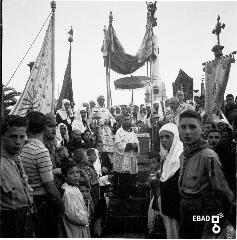 Processione del Corpus Domini davanti al monumento ai caduti in piazza