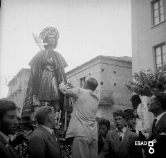 Fedeli accanto alla statua di San Vito