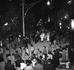 Venerd Santo 1959: Fedeli che accompagnano le statue della Madonna e di Ges morto.Via Matteo Ripa