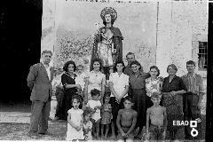 Persone in posa davanti alla statua di San Vito.
[Il primo a sinistra  il signor Di Biase. Nota a cura di Mariano Pastore]