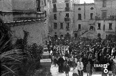 Folla di fedeli che accompagna i Santi  Cosma e Damiano in Via La Francesca