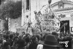 Fedeli e cente durante la processione dei Santi Cosma e Damiano all'uscita della omonima chiesa , anni 60
