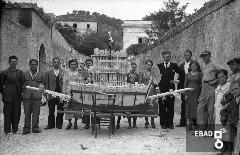 Fedeli con centa davanti al santuario, anni 50
