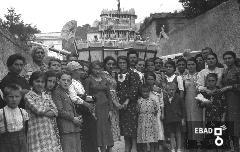 Fedeli con centa davanti al santuario. anni 50