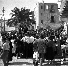 Passaggio della processione dei  SS. Cosma e Damiano in Largo Porta Pendino