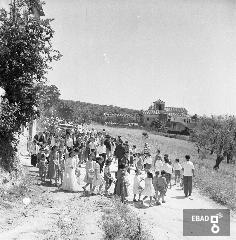 Processione del Corpus Domini in una zona campestre