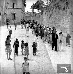 Corteo nuziale in via Castello, anni 50