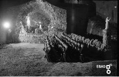 Piccoli  francescani che pregano  avanti alla Grotta della Madonna di Fatima  e Bernadette sul piazzale della Badia di San Pietro alli Marmi