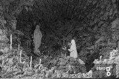 Particolare della Grotta della Madonna di Fatima e Bernardette nel piazzale della Badia di San Pietro alli Marmi