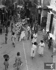 Fedeli in processione in Corso Umberto I