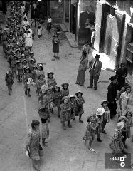 Bambini della colonia di Sant'Antonio  in processione in Corso Umberto I