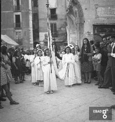 Bimbe con abito da 1^Comunione alla processione del Corpus Domini avanti alla porta S.Caterina, distrutta dai bombardamenti