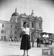 Donna davanti al Santuario di Pompei