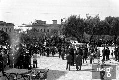 Autorit militari e folla in piazza F.Spirito. Carro per la festa dell'uva