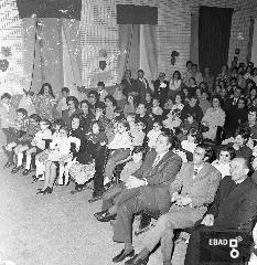 Festa della mamma. Bambini che recitano su un palco. [Su indicazione di Raffaele Colasanto: in prima fila, seduto, terzo da destra, mio zio Raffaela Colasanto, fratello di mio padre Mario].