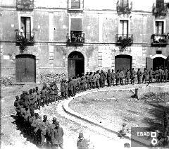 Militari a Eboli durante la guerra del 1915-1918 in Largo Porta Pendino . Si intravede la sede del circolo operaio.  (Arch. A. Compagnone)
