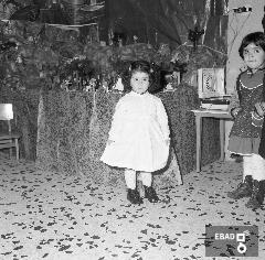 Foto ricordo di scolaro accanto al presepe