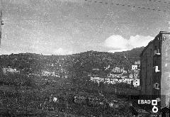 Veduta di un campo coltivato e sullo sfondo i monti di Eboli, San Pietro alli Marmi e Castello Colonna sulla destra.
[La zona  San Berardino-Paterno Salita Ospedale si nota sulla sinistra di chi guarda la Villa De Falco. Fontanelle. Nota a cura di Mariano Pastore]