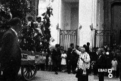 Benedizione dei carri allestiti per la festa dell'uva davanti alla chiesa di S.Maria della Pieta'.
[Mons. Vincenzo Catoio. Nota a cura di Mariano Pastore]