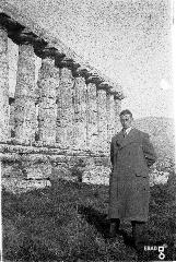 Uomo nei templi di Paestum