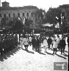 Militare alla festa dell'uva in piazza