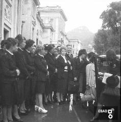 Persone.
[Foto scattata in via Lungomare trieste davanti alla casa del balilla divenuta poi cinema Diana e oggi sala Pier Paolo Pasolini. Nota a cura di Anna De Falco]