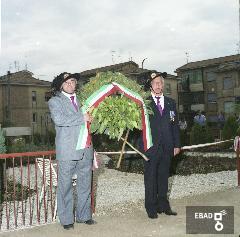 Bersaglieri in congedo che tengono una corona di alloro da porre ai piedi del monumento