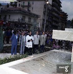 Don Enzo Caponigro,Carmelo Conte e civili davanti al monumento dei bersaglieri