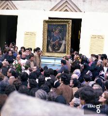 Fedeli presenti all'arrivo del quadro della Madonna di Pompei ad Eboli davanti all'ingresso della chiesa di S.Bartolomeo