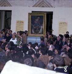 Fedeli presenti all'arrivo del quadro della Madonna di Pompei ad Eboli davanti all'ingresso della chiesa di S.Bartolomeo