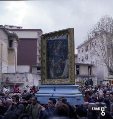 Fedeli che portano sulle spalle il quadro della Madonna di Pompei