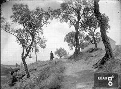 Sacerdote in collina. Sullo sfondo si intravede San Pietro alli Marmi.
[Padre Aromatisi mentre va a pregare nella Chiesa di montagna della famiglia del cognato "Genovese" che spos la sorella Olimpia. Nota a cura di Mariano Pastore]