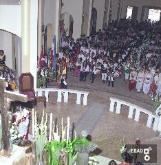 Gruppi folkloristici durante una funzione nella chiesa di San Bartolomeo