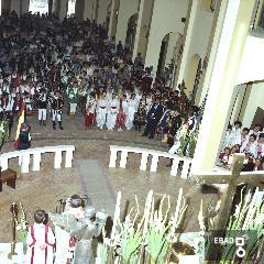 Gruppi folkloristici durante una funzione nella chiesa di San Bartolomeo