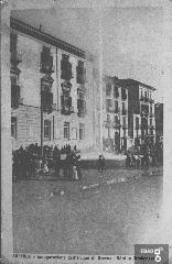 Foto esposte nella caserma dei carabinieri di Eboli, che riproducono l'inaugurazione delle acque di Acerno.
[La foto ritrae piaza cavour a Salerno il 10 ottobre 1914, giorno dell'inaugurazione dell'acquedotto di Acerno e della fontana che era posta nella piazza di fronte all'entrata di Palazzo S. Agostino. Nota a cura di Anna De Falco]