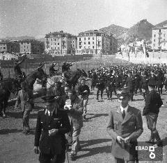 Sfilata di militari ed autorit.
[Foto scattata all'interno dello stadio littorio, oggi stadio Vestuti. Nota a cura di Anna De Falco]