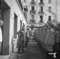 Passaggio di autorit militari davanti ad una parata di militari.
[La foto  stata scattata nel 1940-1943 a SALERNO negli spazi di VIA BASTIONI dell'ex MONASTERO di SAN MICHELE ARCANGELO, di et longobarda e soppresso nel 1866; negli anni a cui risale la foto, una parte dell'ex Monastero era adibita a CASERMA della MILIZIA VOLONTARIA PER LA SICUREZZA NAZIONALE, indicata pi semplicemente con l'acronimo MVSN, ma anche identificata con l'espressione CAMICIE NERE.
In particolare la foto si riferisce alla visita in Caserma di un Console della MVSN. Su indicazione di Massimo La Rocca]