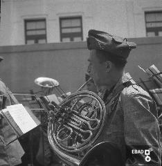 Musicista che suona la tromba.
[La foto  stata scattata nel 1940-1943 a SALERNO negli spazi di VIA BASTIONI dell'ex MONASTERO di SAN MICHELE ARCANGELO, di et longobarda e soppresso nel 1866; negli anni a cui risale la foto, una parte dell'ex Monastero era adibita a CASERMA della MILIZIA VOLONTARIA PER LA SICUREZZA NAZIONALE, indicata pi semplicemente con l'acronimo MVSN, ma anche identificata con l'espressione CAMICIE NERE.
In particolare la foto si riferisce alla visita in Caserma di un Console della MVSN. Su indicazione di Massimo La Rocca]